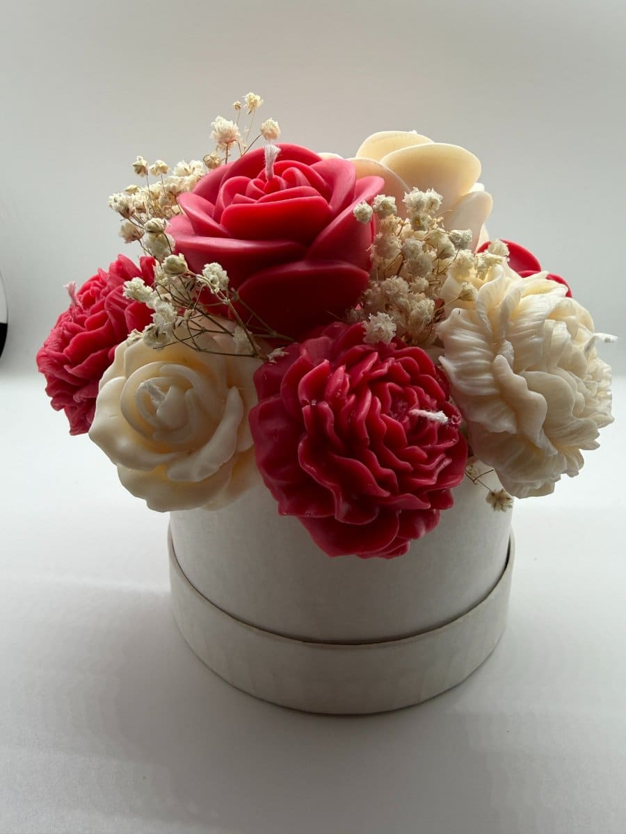 Jasmine bouquet in its printed hatbox